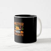 Erntedank Sweeter als Pumpkin Pie Zweifarbige Tasse (VorderseiteRechts)