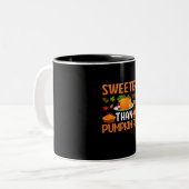 Erntedank Sweeter als Pumpkin Pie Zweifarbige Tasse (Vorderseite Links)