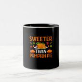 Erntedank Sweeter als Pumpkin Pie Zweifarbige Tasse (Mittel)