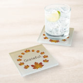 Erntedank Wreath Grateful Simple Maple Blätter Glasuntersetzer (Schrägansicht)