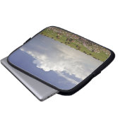 Erntefelder mit Kosmos-Blumen herein Laptopschutzhülle (Vorne Knopf)