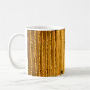 Erntemaschine arbeitet auf dem Feld. Mähdrescher Kaffeetasse
