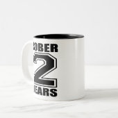 Ernüchtern Sie 2 Jahre Schwarz-auf Weiß Zweifarbige Tasse (Vorderseite Links)