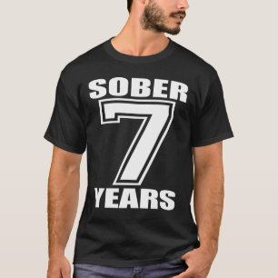 Ernüchtern Sie 7 Jahre weiß auf Dunkelheit T-Shirt