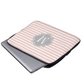 Erröten rosa Streifen mit grauem Monogramm Laptopschutzhülle (Vorne Knopf)