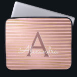 Erröten Rosa und das Girly Goldstreifen-Monogramm Laptopschutzhülle<br><div class="desc">Erröten Rosa und Imitat-Goldfolien-Streifen-eleganter Monogramm-Fall. Dieser Fall kann besonders angefertigt werden,  um Ihre Initiale und Vornamen einzuschließen.</div>