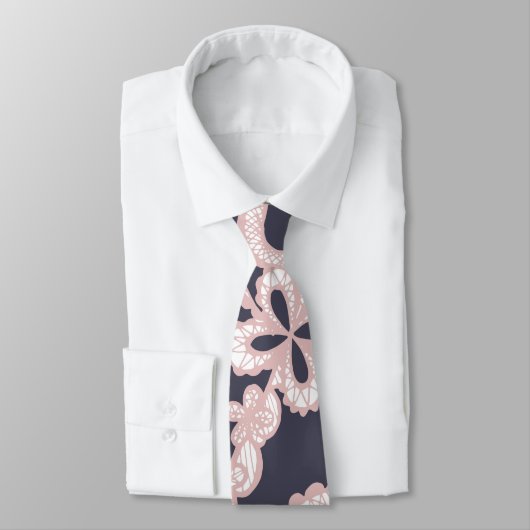 Erröten rosa weiße Blumenspitze auf Marine-Blau Krawatte (Gebunden)