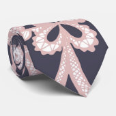 Erröten rosa weiße Blumenspitze auf Marine-Blau Krawatte (Gerollt)