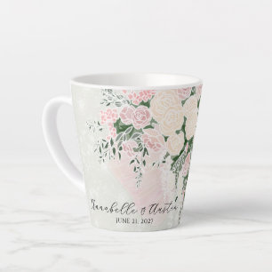 Errötender Bogen und Rosige Glyzinien Bouquet Klei Milchtasse