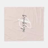 Errötendes Rosa Grau Script Monogramm Name Fleecedecke (Vorderseite (Horizontal))