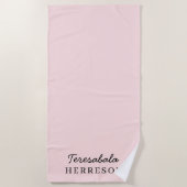 Errötendes Rosa Monogramm Moderne Minimalistische Strandtuch (Vorderseite)
