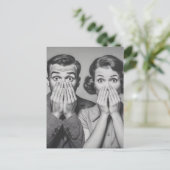 Erschockiertes Retro-Paar-Portrait Postkarte (Stehend Vorderseite)