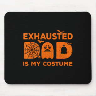 Erschöpfter Vater ist mein Kostümgespenst, der mit Mousepad