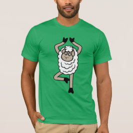 Erschöpftes trauriges Schaf im Yoga-Baum-Pose Vrks T-Shirt