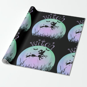 Erschreckende Hexe auf einem Besenstiel mit einer Geschenkpapier