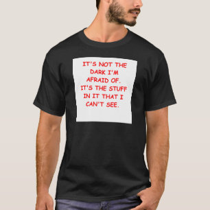 erschrocken von der Dunkelheit T-Shirt