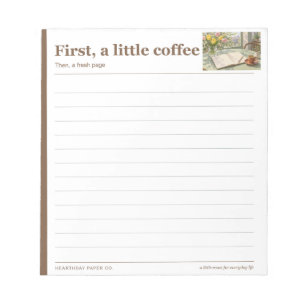 Erst ein kleiner Kaffee-Schreibtisch mit Linien Notizblock