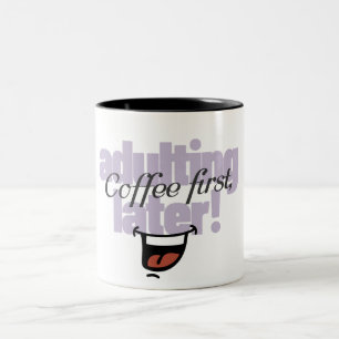 Erst Kaffee, später Erwachsenwerden Lustige Typogr Zweifarbige Tasse