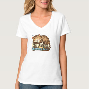 Erst schlafen, später Fragen, süßes Katze V-Aussch T-Shirt