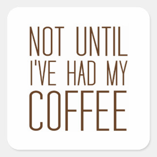Erst wenn ich meinen KAFFEE hatte, Liebe ich Kaffe Quadratischer Aufkleber
