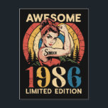 Erstaunlich seit 1986 Retro 40. Geburtstag Frau  Postkarte<br><div class="desc">Feiern Sie Ihren fantastischen 40. Geburtstag stilvoll mit diesem Vintage-Postkarten-Design "Erstaunlich seit 1986"! Perfekt für Frauen,  die 40 werden. Zeigen Sie der Welt,  dass Sie es seit 1986 rocken!</div>