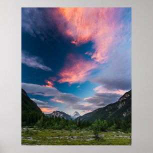 Erstaunliche Sonnenuntergangswolken über dem Berg  Poster