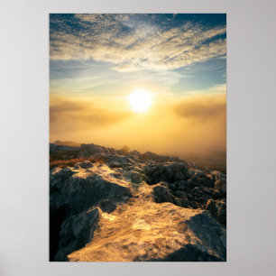 Erstaunlicher Sonnenuntergang über Wolken und von Poster