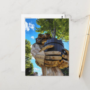 Erstaunlicher Troll hält einen Baum hoch Postkarte