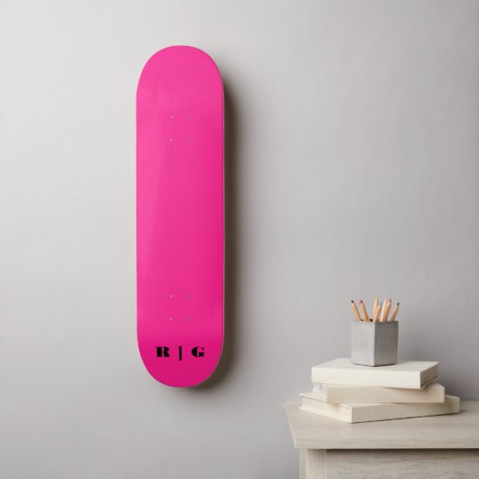 Erste Chic für das Retro 2000er-Hot-Pink-Monogramm Skateboard (Wandkunst)