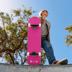 Erste Chic für das Retro 2000er-Hot-Pink-Monogramm Skateboard