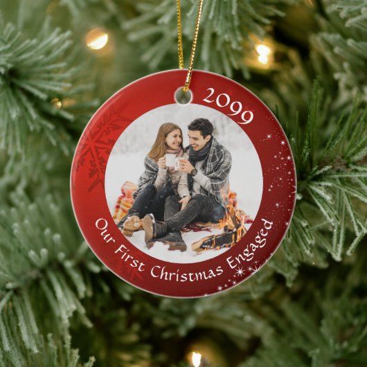 ERSTE CHRISTMAS VERLOBTES Rotes Schneeflocken 2 Fo Keramik Ornament (Baum)