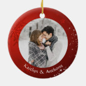 ERSTE CHRISTMAS VERLOBTES Rotes Schneeflocken 2 Fo Keramik Ornament (Hinten)