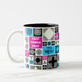 Erste Dinge Erste Teepause! Funny Magenta & Blue Zweifarbige Tasse (Links)