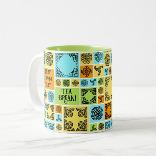 Erste Dinge Erste Teepause! Funny Orange & Green Zweifarbige Tasse (Vorderseite Links)