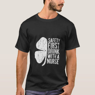 Erste Drinks für Frauen mit einem irischen Kranken T-Shirt