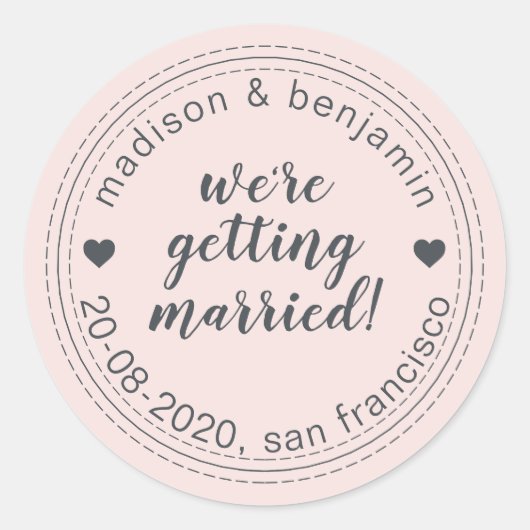 Erste Ehe Save the Date Pastellrosa Runder Aufkleber (Vorderseite)