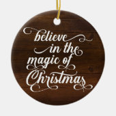 Erste frohe Weihnachten Rustic Wood Typografie Keramik Ornament (Vorne)