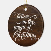 Erste frohe Weihnachten Rustic Wood Typografie Keramik Ornament (Links)