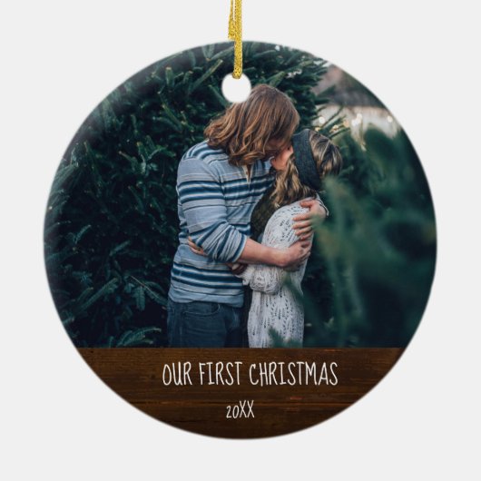 Erste frohe Weihnachten Rustic Wood Typografie Keramik Ornament (Hinten)