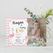 Erste Geburtstags-Flamingo-Foto-Einladung Einladung (Stehend Vorderseite)