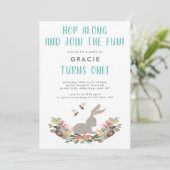 Erste Geburtstagsfeier Niedlicher Frühlingshasen G Einladung (Stehend Vorderseite)