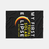 Erste Gesamtsolarauskältung 8. April Kinder E Fleecedecke (Vorderseite (Horizontal))