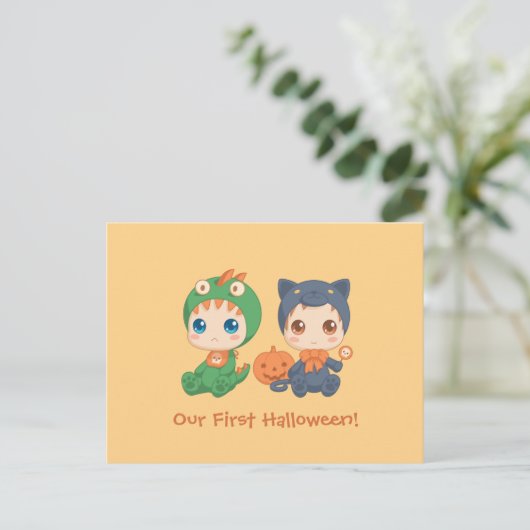 Erste Halloween Baby Twins Party Einladung Postkarte (Stehend Vorderseite)