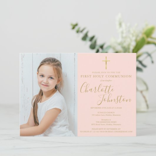 Erste heilige Kommunion Blush Pink Gold Script Fot Einladung (Stehend Vorderseite)