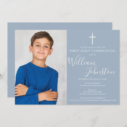 Erste Heilige Kommunion Dusty Blue Script Foto Einladung (Vorne/Hinten)