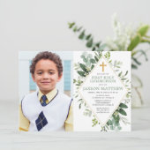 Erste Heilige Kommunion Modernes Eukalyptus-Foto Einladung (Stehend Vorderseite)