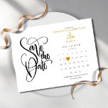 Erste Heilige Kommunion Save the Date Kalender Ankündigungspostkarte<br><div class="desc">Diese hübsche erste heilige Kommunion Save the Date-Karte zeigt einen Kalender und ein hübsches Goldenes Liebe Herz,  das Ihr besonderes Datum unterstreicht. Auf der Rückseite befinden sich Goldherz-Konfetti. Entwickelt von Thisisnotme©</div>