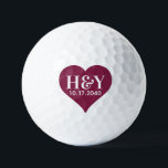 Erste Hochzeitmonographen Datum Rotes Herz Golfball<br><div class="desc">Wine Red heart Design mit Paaren Monogramm-Initialen und Hochzeitstermin,  die personalisiert und als Brautparty-Geschenke,  Golf-Brautparty-Favoriten,  Hochzeitsgast-Favoriten oder Sake-Geschenk für die Golfer frisch verheiratet werden können,  und die burgundische Maronfarbe rotes Herz kann in jede Hochzeitsfarbe geändert werden - klicken Sie einfach auf 'Weiter'.</div>