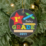 Erste Klasse Keepake Chalkboard Farbenfroh Keramik Ornament<br><div class="desc">Dieses erste Grabmal zeigt einen Stern, einen Herrscher, einen Bleistift, Stifte und kühnen, bunten lustigen Typografie! Klicken Sie auf die Schaltfläche Anpassen für weitere Optionen zur Änderung des Textes! Variationen dieses Designs, zusätzliche Farben sowie koordinierende Produkte sind in unserem Shop, zazzle.com/store/doodlelulu verfügbar. Kontaktieren Sie uns, wenn Sie dieses Design für...</div>
