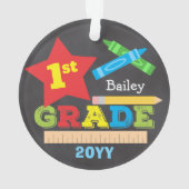 Erste Klasse Keepake Chalkboard Farbenfroh Ornament (Rückseite)